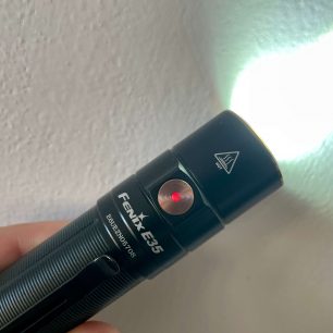 Těsně před úplným vybitím svílilna Fenix E35 V3.0 bliká červeně.