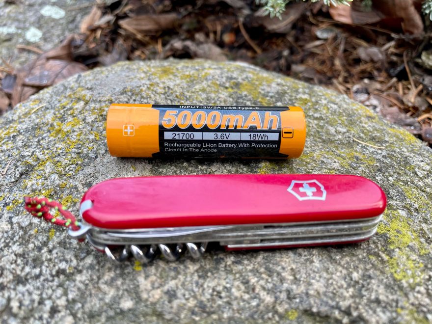 Velikost akumulátoru 21700 svítilny Fenix E35 V3.0.