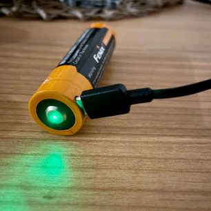 Zelená signalizace úplného nabití svítilny Fenix E35 V3.0.