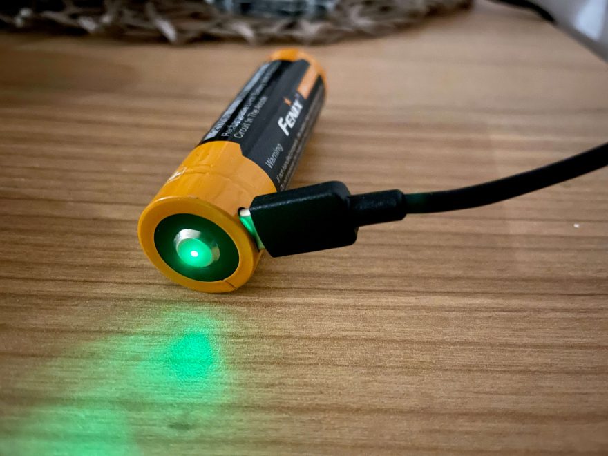 Zelená signalizace úplného nabití svítilny Fenix E35 V3.0.