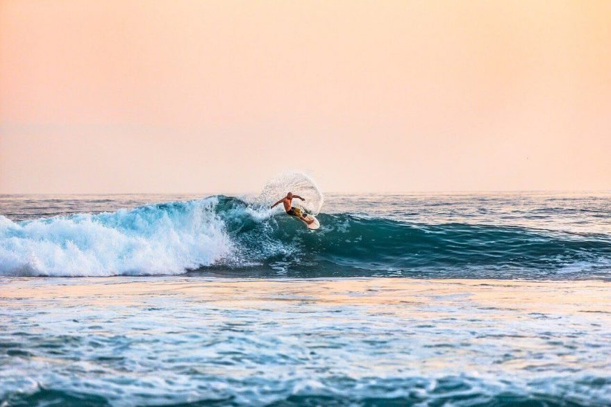 Vlny na Maledivách jsou mezi zkušenými surfaři považovány za jedny z těch nejlepších.