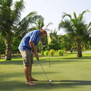 Na Maledivách naleznete dva resorty, které nabízejí svým hostům kvalitní golfová hřiště, Kuredu Island Resort and Spa a vyhlášený luxusní resort Shangri-La’s Villingilis Resort and Spa.