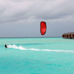 Téměř všechny maledivské resorty nabízí vybavení k vodním sportovním aktivitám, jako jsou kajaky, malá čluny a prkna na windsurfing.