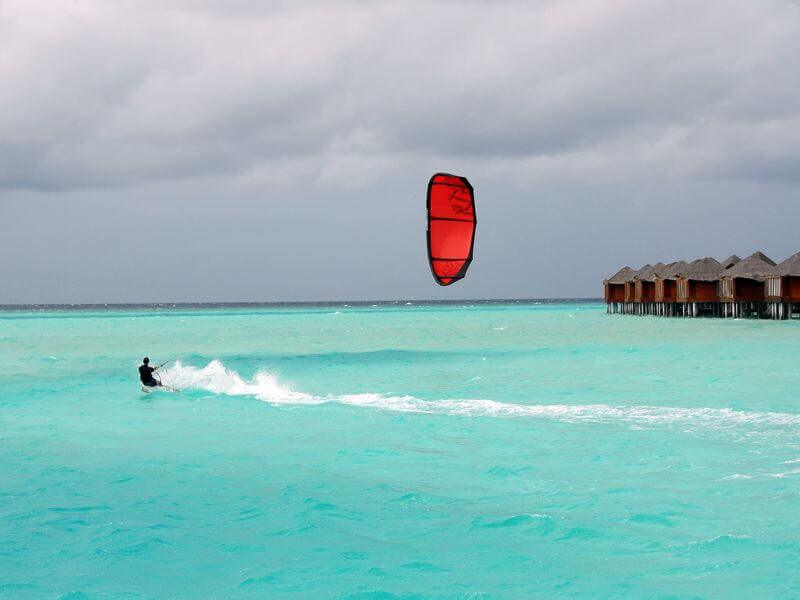 Téměř všechny maledivské resorty nabízí vybavení k vodním sportovním aktivitám, jako jsou kajaky, malá čluny a prkna na windsurfing.