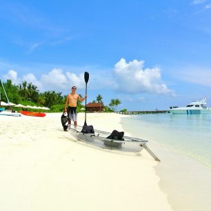 Téměř všechny maledivské resorty nabízí vybavení k vodním sportovním aktivitám, jako jsou kajaky, malá čluny a prkna na windsurfing.