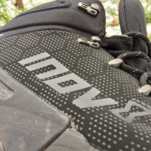 Detail vnější látky bot Inov-8 Roclite Pro G 400 GTX.