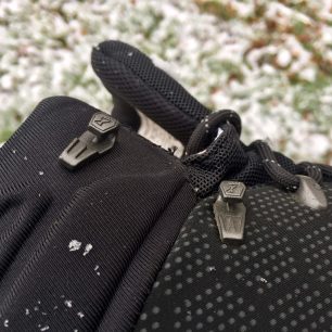 Háčky pro fixaci tkaniček na botách Inov-8 Roclite Pro G 400 GTX.