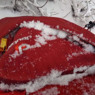 Čelní kapsa určená na pásy takto nabírá sníh - Deuter FREERIDE PRO 34+