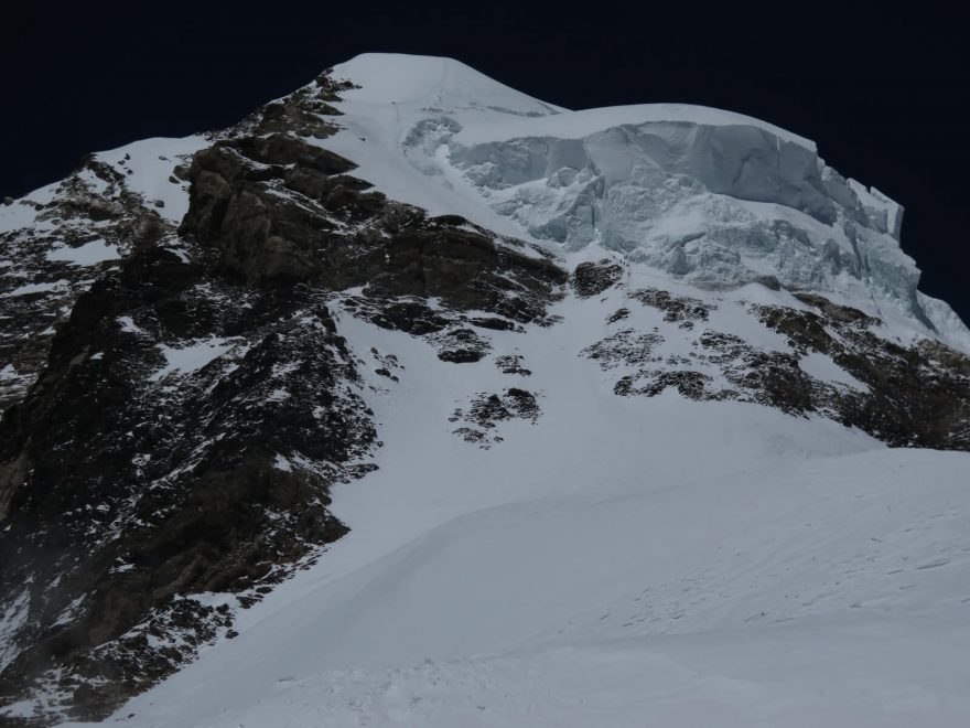 Pohled z ramena K2 z výšky cca 8000 m směrem k vrcholu.