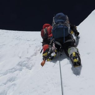 V Bottlenecku hrabání ve sněhu.