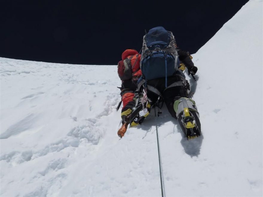 V Bottlenecku hrabání ve sněhu.