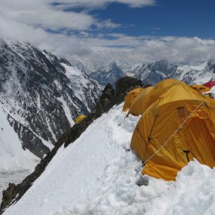 Vyhlídkový první výškový tábor již nad hranicí 6 tisíc metrů.