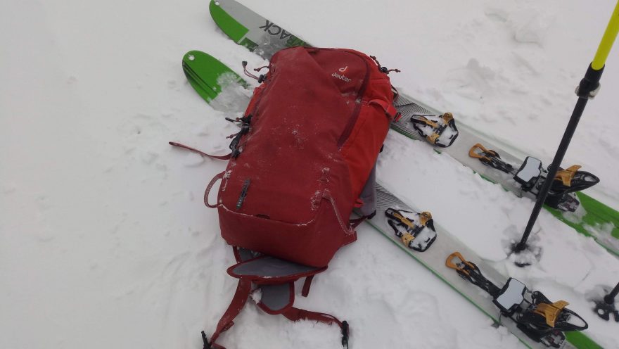 Čelní panel Deuter FREERIDE PRO 34+ je hladký a vyroben z pevného a odolného materiálu