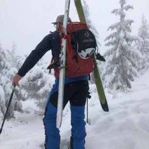 Fixace jde snadno a rychle - Deuter FREERIDE PRO 34+