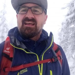 Hrudní popruh s píšťalkou a rozevřený na max - Deuter FREERIDE PRO 34+