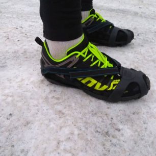Běžecké nesmeky Nordic Grip Running mají stahovací pásky po bocích, díky nimž nesmek neklouže z boty.