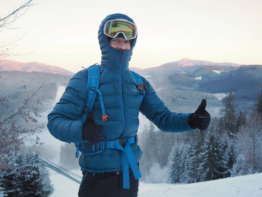 Vysoký límec kryje ústa až k nosu.