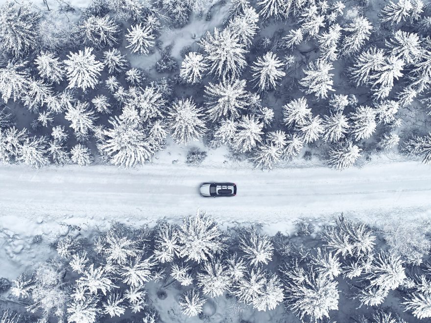 Přeprava lyží ve střešním boxu je nejkomfortnější i nejbezpečnější řešení.