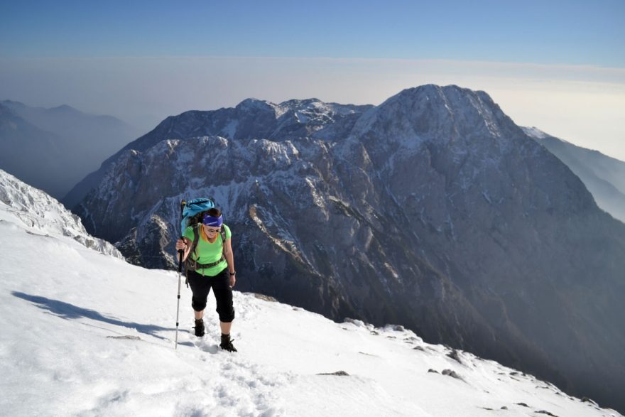 Trekové hole pomáhají při překonávání jarních sněhových polí např. v Alpách.