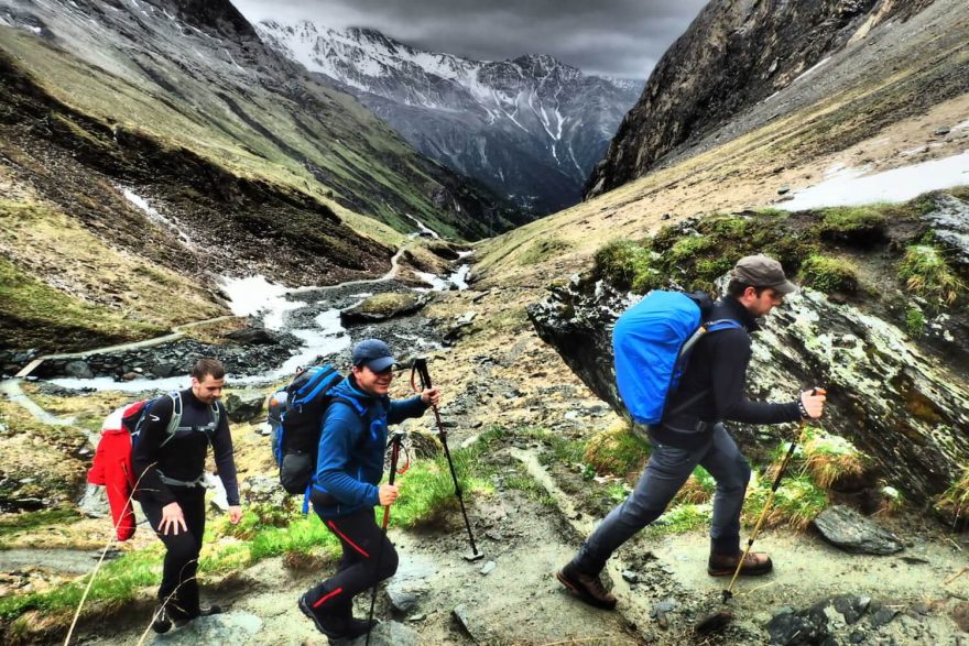 Díky trekovým holím budete rychlejší.