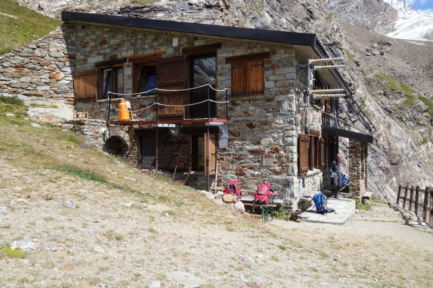 Chata Aosta je výchozím bodem pro Výstup na Dent d´Hérens ve Walliských Alpách