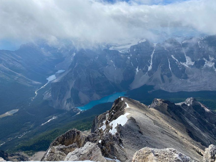 Výhledy na jezero Moraine Lake, výstup na Mt. Temple, Rockies, Kanada.