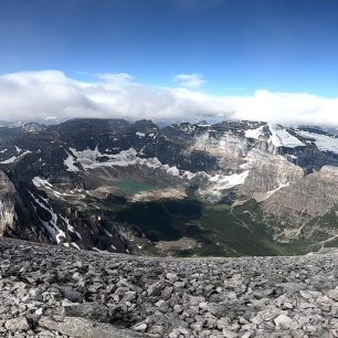 Pohled na západní stranu z vrcholu Mt. Temple v Kanadě.
