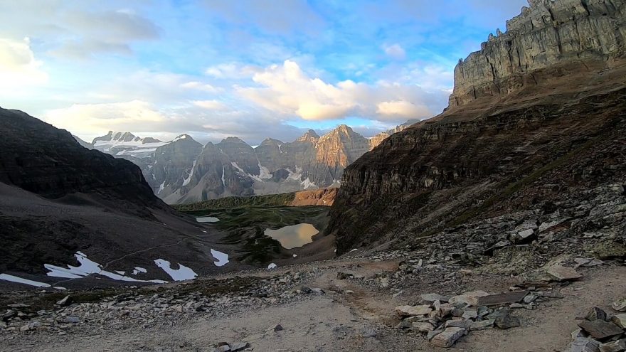 Pohled od Sentinel Passu, výstup na Mt. Temple, Rockies, Kanada.