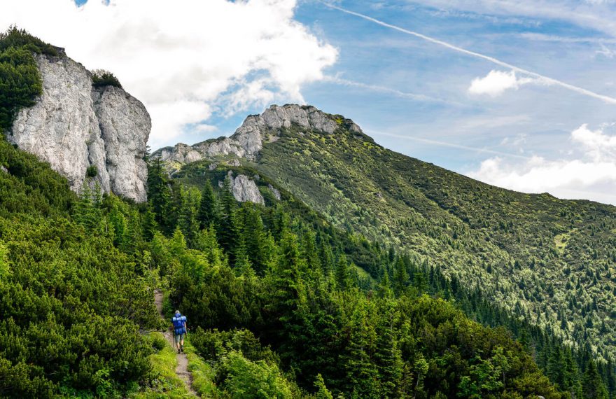 Belianské Tatry tvoří namísto žulových štítů jako ve zbytku Tater bělostné vápencové skály a svěží zelené louky.