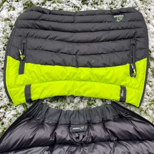 Péřová sukně KWAK má v zadní části pasu protiskluzový pás a čtyři očka po obvodu na případný pásek. Sukně KWAK jde jednoduše na každé straně rozepnout.