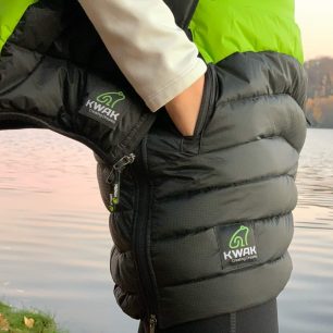 V přední části sukně KWAK jsou dvě kapsy s obráceným zipem.