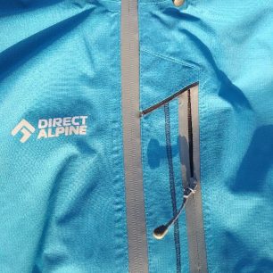 Detailní pohled na hrudní kapsu bundy Direct Alpine Talung Lady. Zipem neproteče ani kapka.