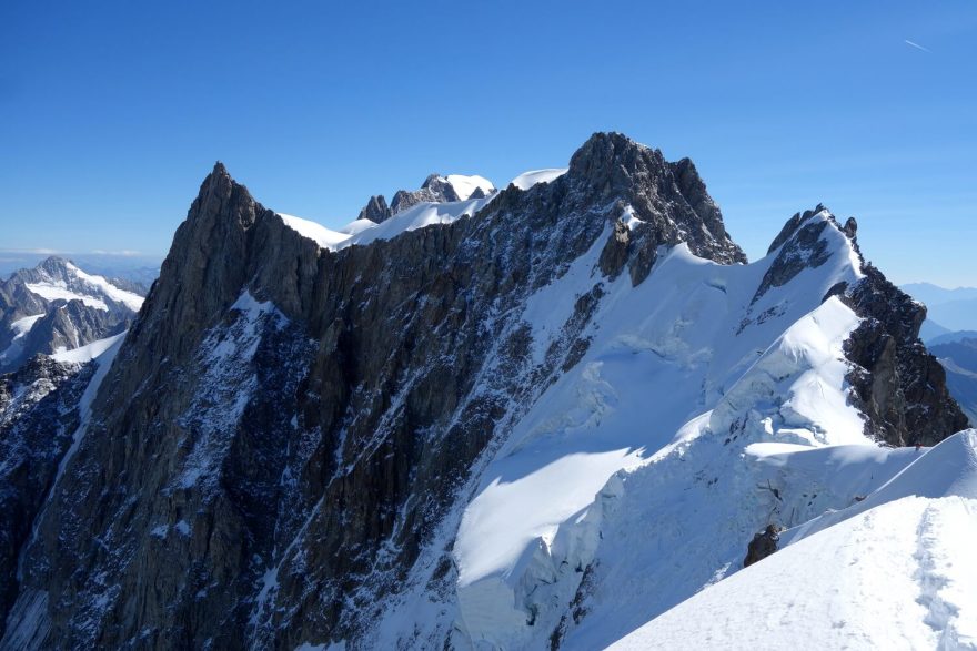 Dva dny kličkování po exponovaném hřebeni v masivu Mont Blancu na pomezí italských a francouzských Alp přes rozbité ledovce, skalní i sněhové „žiletky“ i těžší lezení ve stěně.