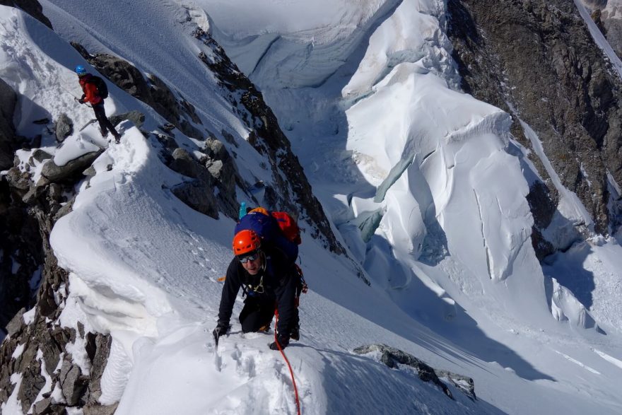 Dva dny kličkování po exponovaném hřebeni v masivu Mont Blancu na pomezí italských a francouzských Alp přes rozbité ledovce, skalní i sněhové „žiletky“ i těžší lezení ve stěně.