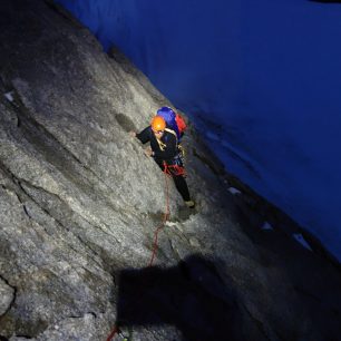 Závěrečný sestup už za tmy na chatu Boccalete (2 804 m), Granjské Alpy, traverz Grandes Jorasses.