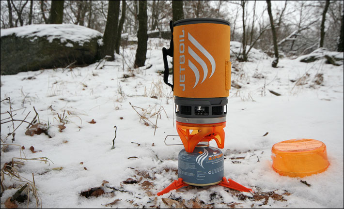 Jetboil Flash připravený k provozu, vpravo víčko-šálek který ve sbaleném stavu kryje dno nádoby.