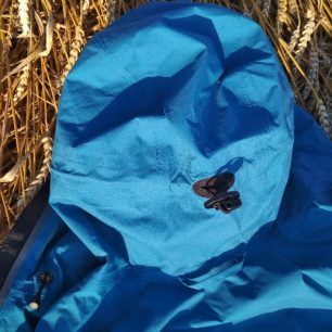 Kapuce bundy Talung Lady má nejen vyztužený kšilt, stahování, ale i venkovní poutko na pověšení.