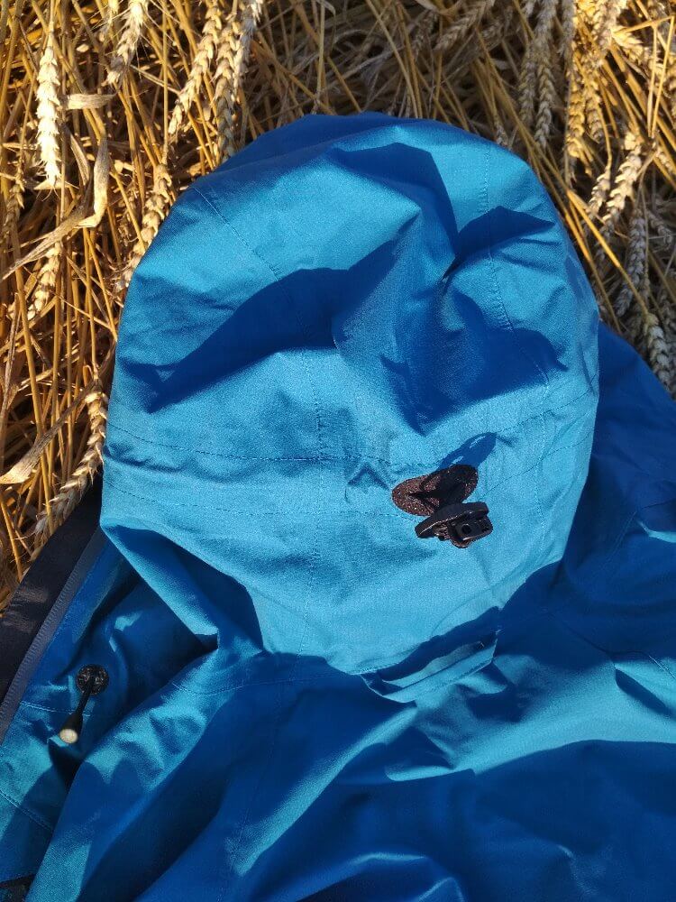 Kapuce bundy Talung Lady má nejen vyztužený kšilt, stahování, ale i venkovní poutko na pověšení.