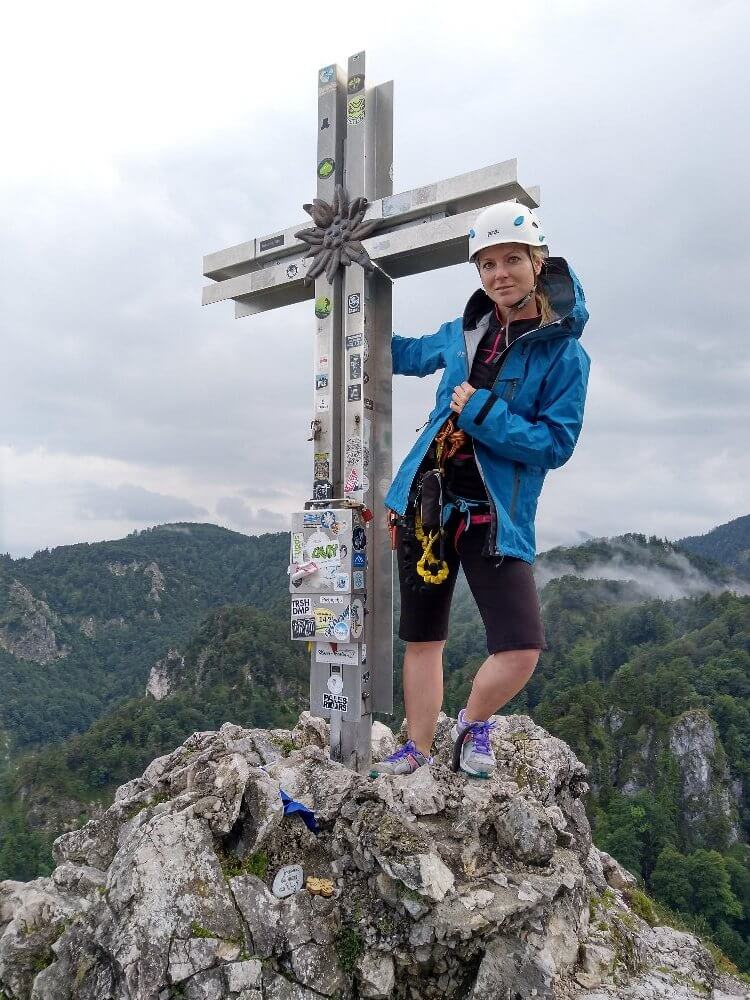 Na vrcholcích hor dost fouká, proto je dobré s sebou nosit bundu, co neprofoukne.