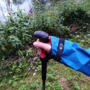 Prodloužený střih rukávu na hřbetu ruky je výhodký pro držení hůlek nebo zábradlí.