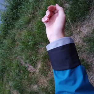 Rukávy bundy Talung Lady jsou značný kus vyztužené v praktické černé barvě.