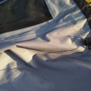 Stahování bundy je schované na vnitřní straně.