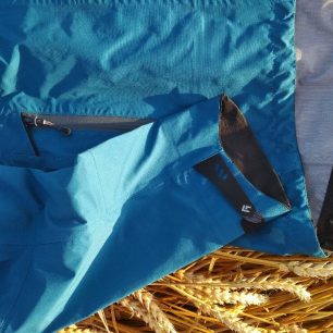 Střih rukávů bundy Talung Lady je na hřbetu ruky prodloužený a vyztužený. Prodloužený je i zádový díl bundy.