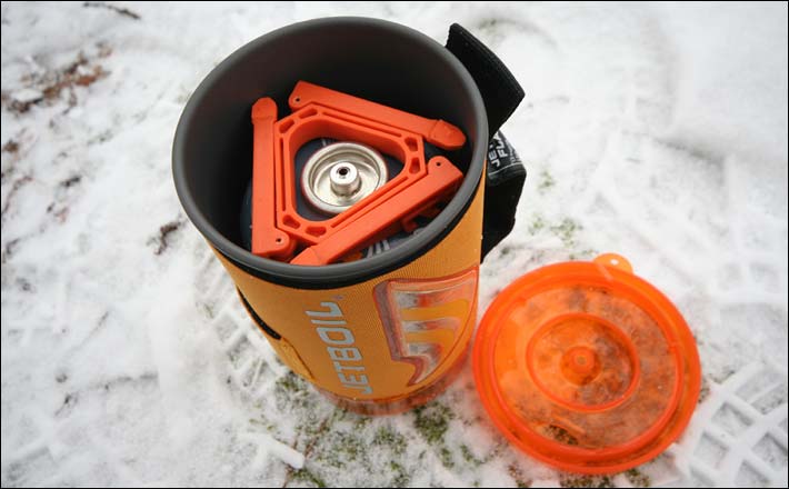 Ve sbaleném stavu - vše je uvnitř nádoby (včetně 100 g kartuše Jetboil a trojnožky).