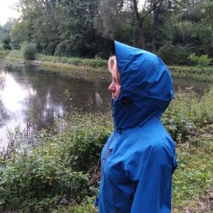 Vysoký límec i kapuce jde nastavit a dodá Vám pohodlí ve větru či dešti.