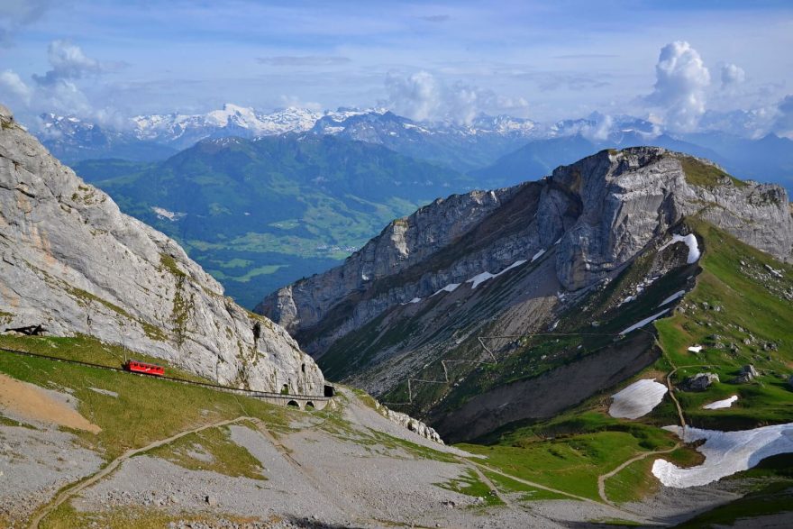 Výhledy z vrcholu Pilatus a zubačka. Lucern, Švýcarsko