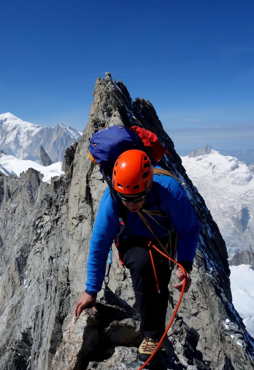 Dva dny kličkování po exponovaném hřebeni v masivu Mont Blancu na pomezí italských a francouzských Alp přes rozbité ledovce, skalní i sněhové „žiletky“ i těžší lezení ve stěně.