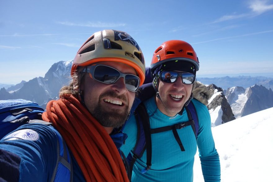 Horský vůdce Jan Honzány Novotný s klientem Zdendou při traverz Grandes Jorasses.