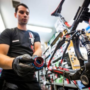 Pokud shrneme nabídku, tento kompletní a hloubkový servis zabere minimálně jednu plnou směnu protřelého „mechoše“.