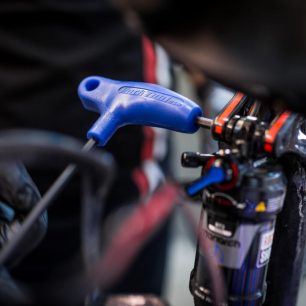 Kompletní VIP servis spočívá v důkladném mytí, které si zaslouží samostatnou kapitolu, pak kompletní rozborce – ta už skutečně vyžaduje vybaveného odborníka - a nakonec doladění komponentů